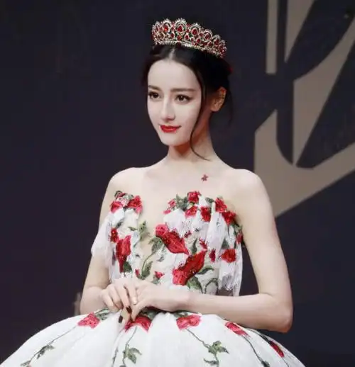 迪丽热巴在娱乐圈中,有浓颜系天花板的称号,一张皇冠公主造型,就能让