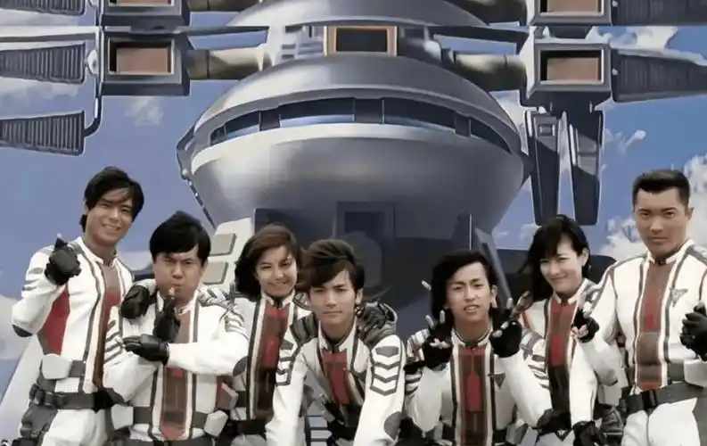 女网红cos迪迦奥特曼胜利队队员,形象神还原,黑丝大长腿太绝了