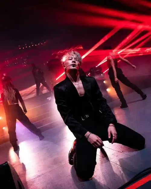 王嘉尔分享科切拉舞台照##王嘉尔晒二登科切拉舞台照