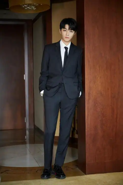 王俊凯万里归途首映生图#王俊凯《万里归途》首映礼西装造型好蘸妹