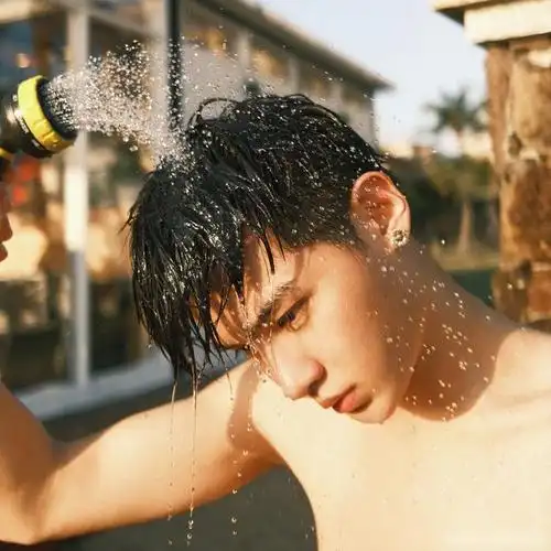 黄明昊冬日出逃泳池大片带你一秒入夏姿态潇洒笑容纯真