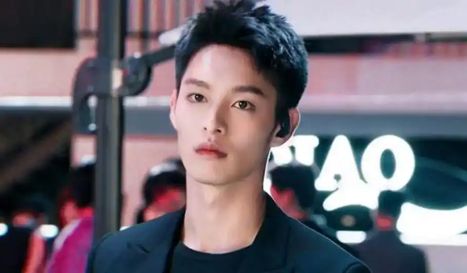 《他在逆光中告白》,这男主角也太帅了,是我喜欢的类型0099 - 抖