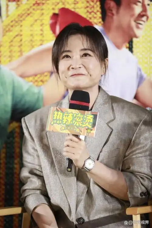 令人惊讶的是,网友们纷纷猜测这位跑步者竟是著名导演和演员贾玲.