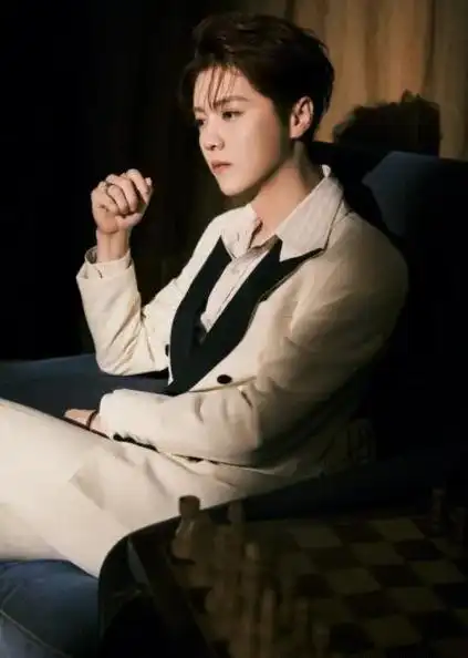 有种"整容"叫鹿晗恋爱,女友关晓彤变化不大,他却像换个人