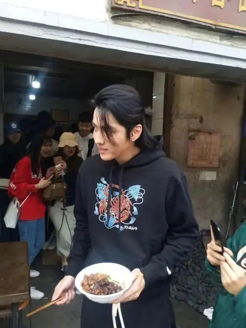 吴亦凡凌晨现身面馆学做大碗宽面 白天请全场顾客吃面