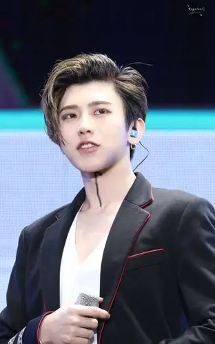 蔡徐坤喉结拉链