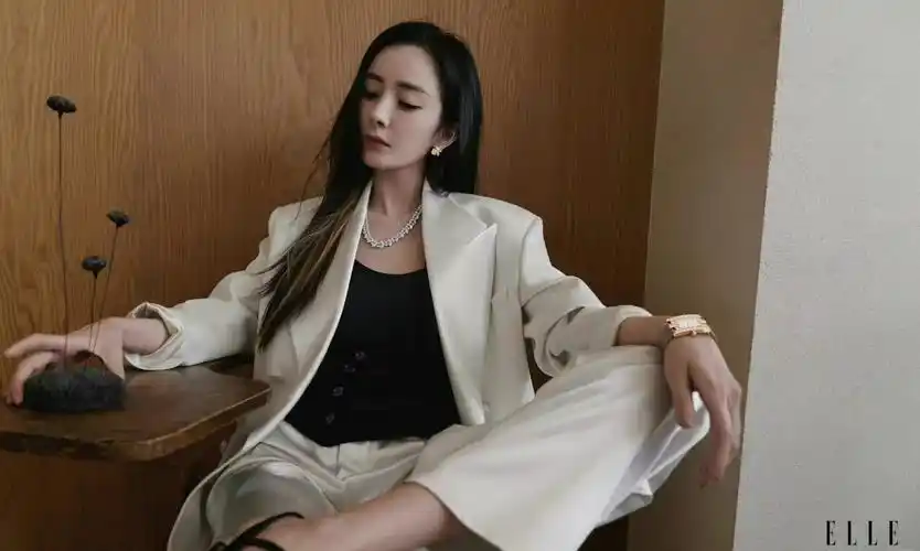 37岁杨幂完全放开,穿蕾丝透视装像猫一样趴在桌上,大腿露出充满性攻击