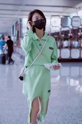 510吴谨言吴谨言今日机场look分享绿色卫衣套装搭配侧拉链设计短靴斜