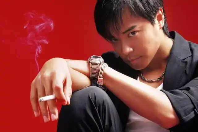 变坏坏的感觉,就连眼神都变深邃了陈伟霆在剧中也同样有过抽烟的角色