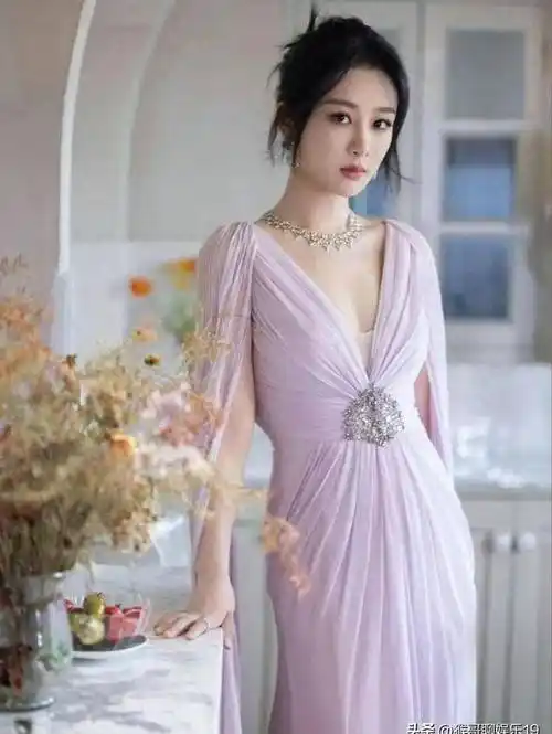 杨紫越来越大胆了,事业线霸气外露尽显性感,不愧是绯闻体质_魅力_形象