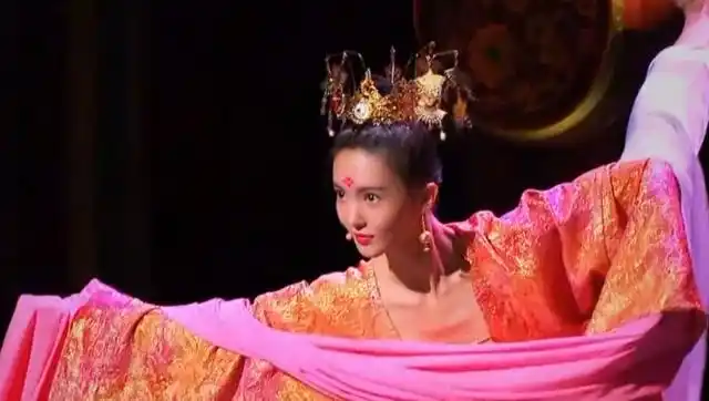 舞动奇迹冠军金晨进军演艺圈,一段《十面埋伏》的表演,章子怡都说好