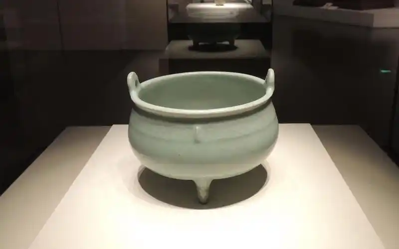 宋代官窑瓷的极简之美——粉青釉三足炉,国家博物馆典藏珍宝_哔哩哔哩
