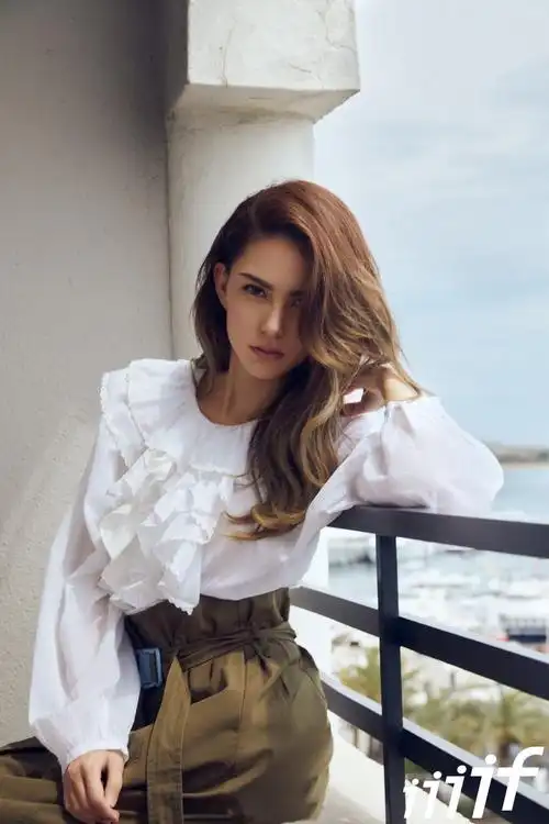 组图:昆凌最新写真扎"冲天揪" 潇洒随性躺浴缸里不忘摆pose