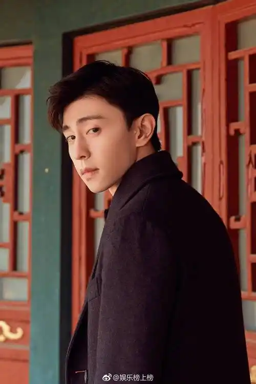邓伦#的《上新了,故宫》的这套图拍的好帅啊,原来单眼皮男生也可以