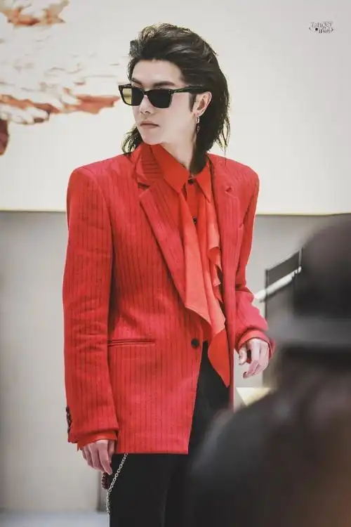 华晨宇红色西装背头造型