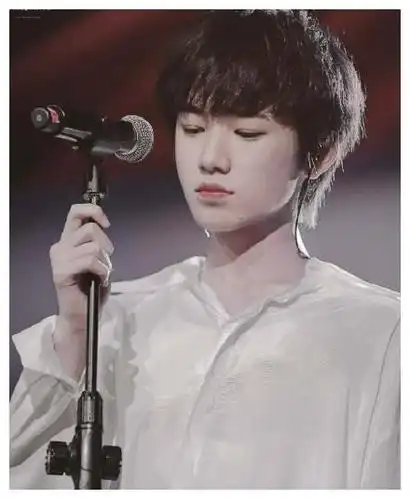 宋亚轩由于只有16岁,身材其实还没有完全发育好,锁骨方面也仅仅只能