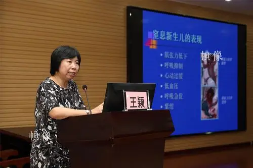北大医院新生儿科重症监护室王颖教授为当地医生进行培训.
