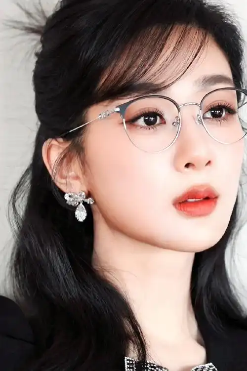 杨紫斜刘海黑框眼镜