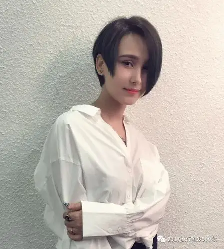 春季流行"不对称"短发