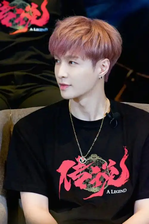 12电影院去看我们英勇帅气的大将军华峻啦  @张艺兴  zyx zyx