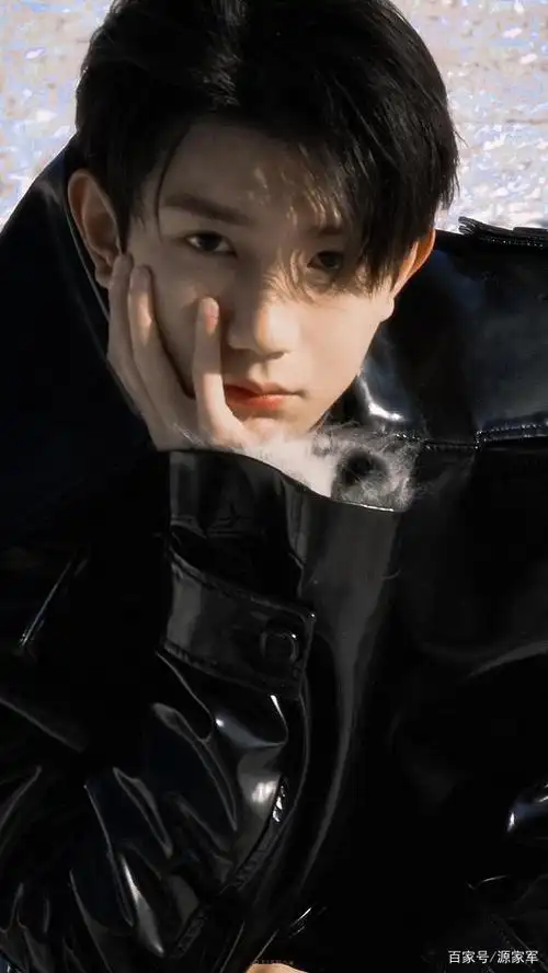 王源对镜自拍两宫格庆祝开博十周年,白衬衫正装,妥妥的禁欲帅哥