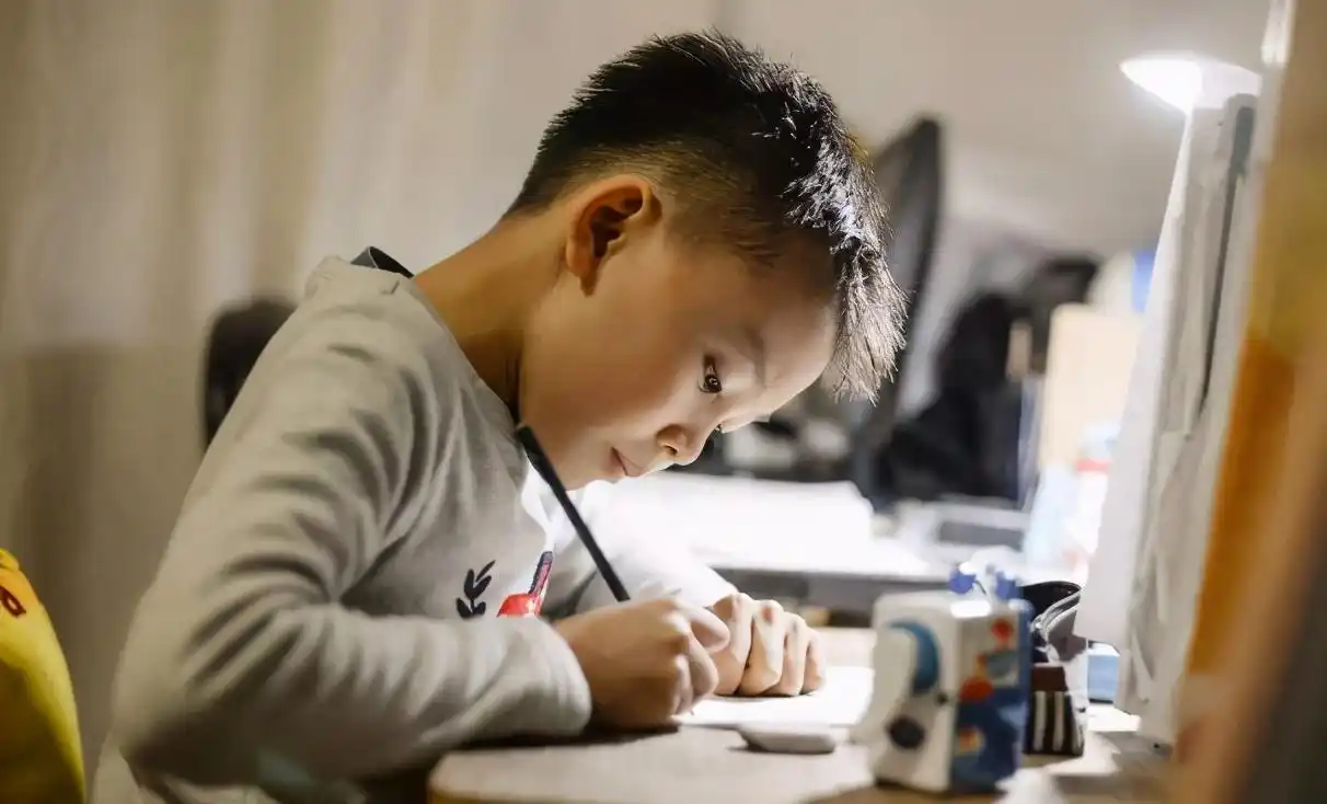 学生最常见的4种写作业方式,边听歌边写不算啥,最后一个是高手