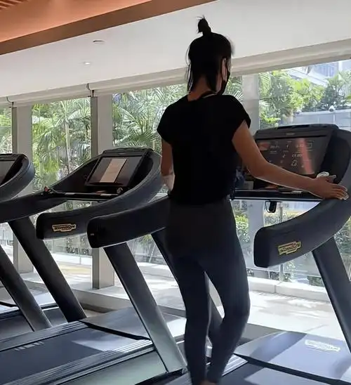 高圆圆健身房练到气喘吁吁,臀部紧翘小腰显性感,长腿又细又直_夫妻俩