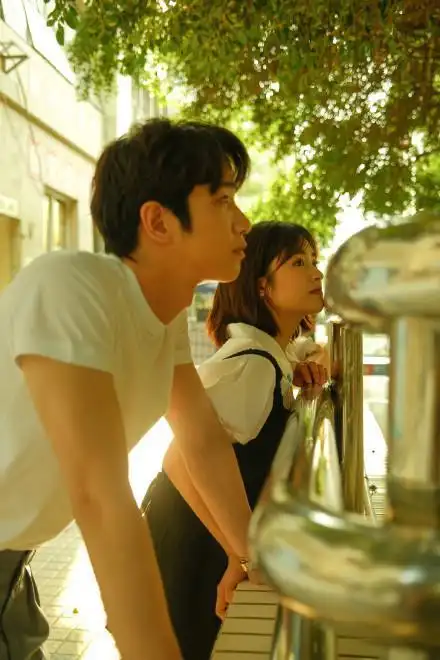 沈月刘以豪夏日胶片感写真充满甜蜜气息