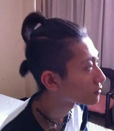 男生后面小辫子发型 男生可以扎辫子的发型