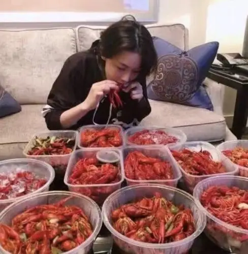 原创张馨予深夜吃美食,谁注意她的专属夜宵?网友:一般人吃不起