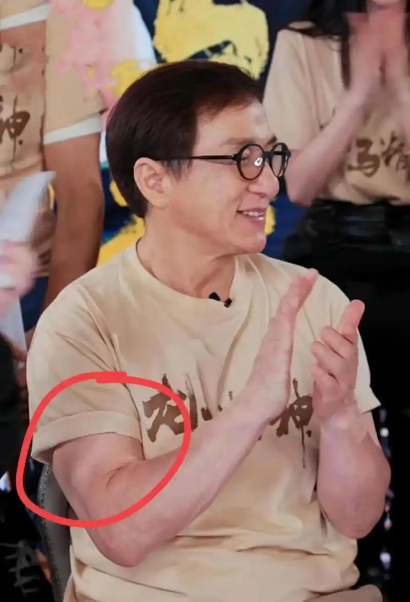 马上70岁的成龙依旧还有肌肉,太拼了!