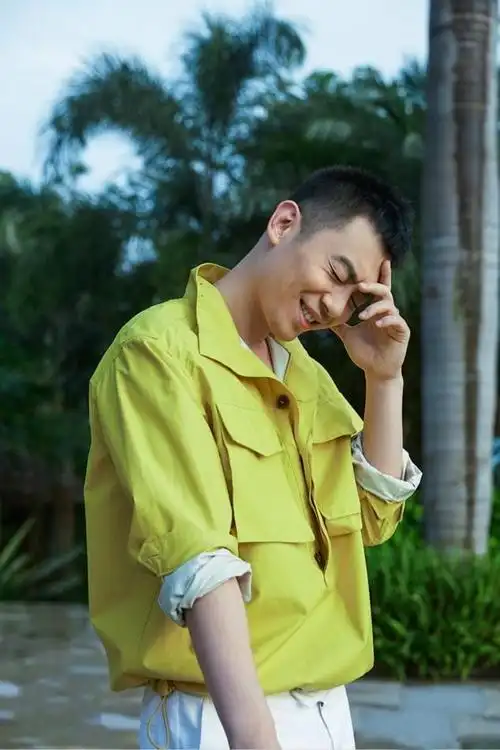 年近40的朱亚文身材还是那么好,一身军绿色休闲装,一点不油腻