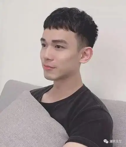 男生夏季发型想要清爽个性,这样的一款简单两边铲短刘海短发也是不错