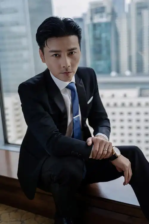 男艺人张晋酷帅西装俊朗写真