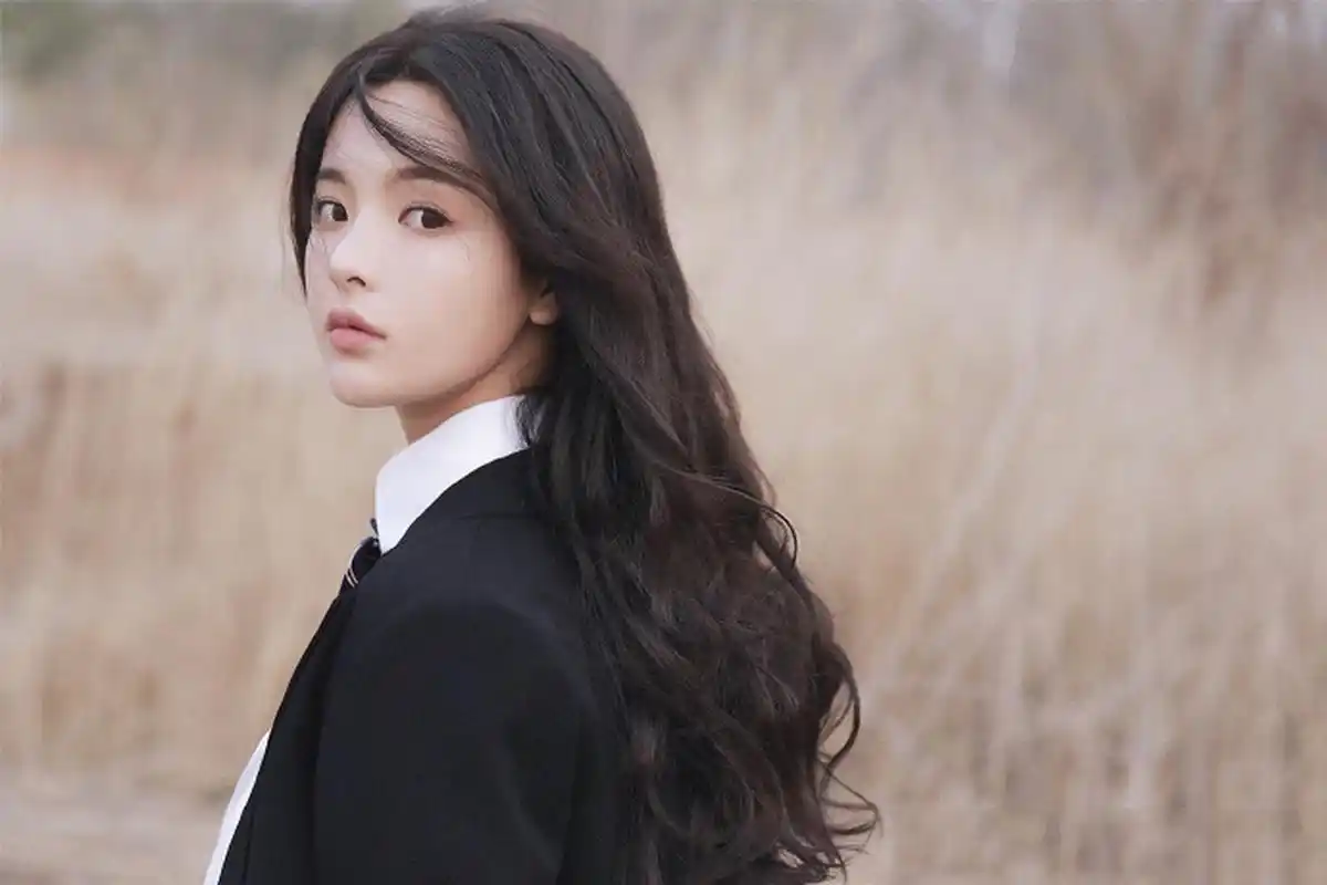 杨超越晒日系校服照,淡妆配波浪卷,化身学院风女孩