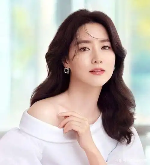 李英爱分享零修图自拍照·鱼尾纹灭不老神话