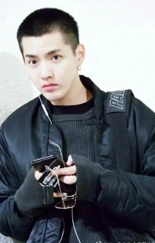 男星寸头造型合集,千玺王源吴磊少年感,杨洋陈伟霆吴亦凡霸气