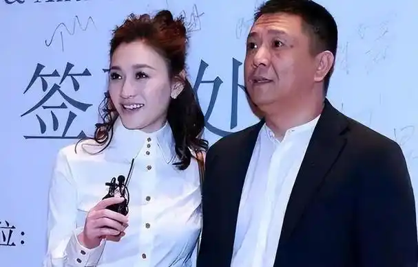 孙东海慷慨解囊,赠予李小冉豪车,香包与珠宝,言辞间满是柔情蜜意,其