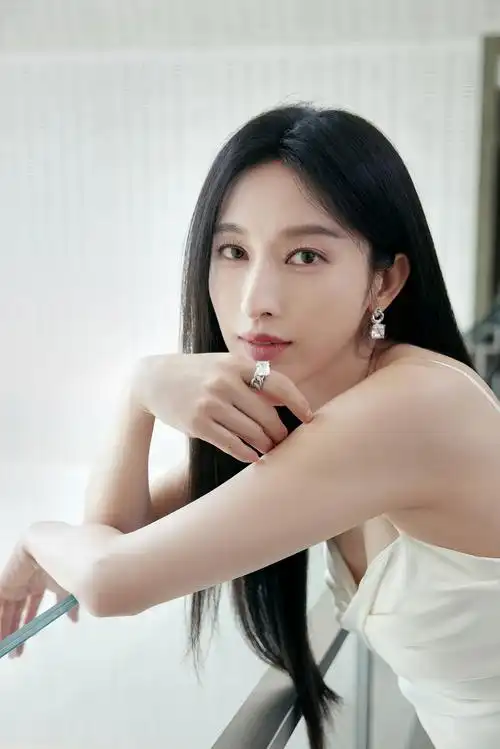 天使降临!张俪白色吊带裙写真,清新脱俗,纯净如天使