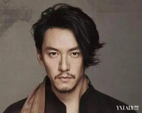 张震可以说是不少人心目中的男神了吧,但他出席某次发布会时,蹭亮的油