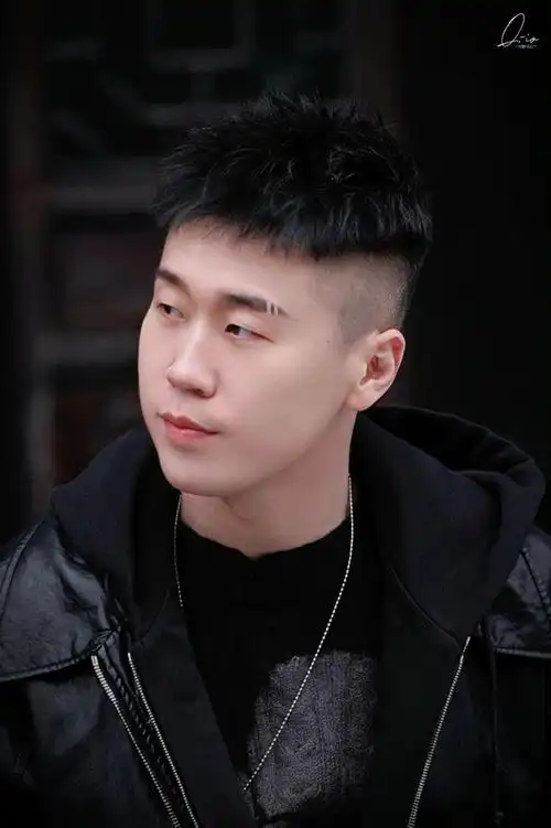 纯属虚构双娱乐圈,民谣歌手张云雷×摇滚主唱杨九郎这天上午,张