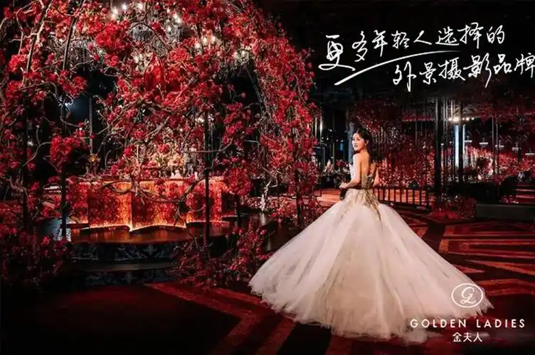 女歌手李嘉格中西式婚纱照大批k明显超大红色玫瑰花海吸引眼球