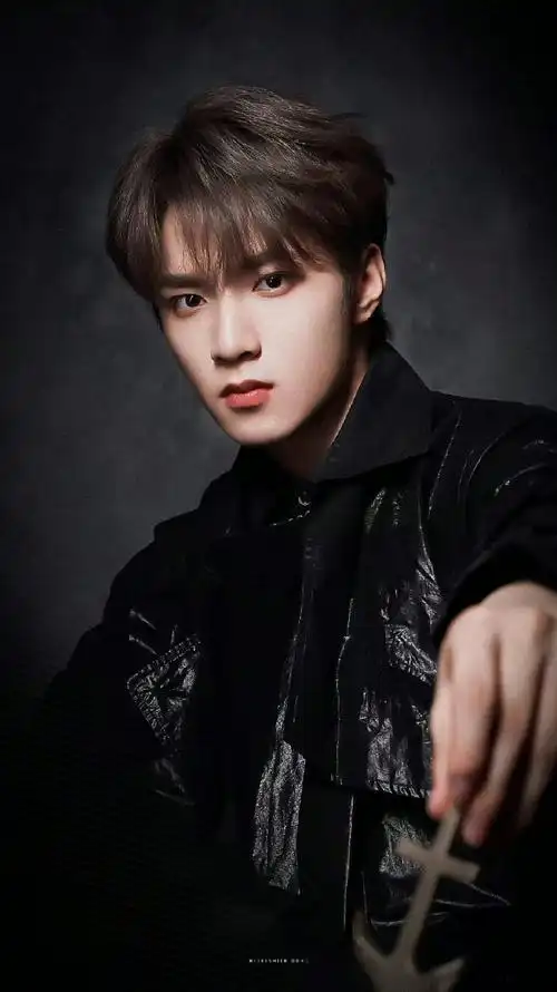 刘耀文拿着船锚#刘耀文这张脸不去演偶像剧真的可惜了 x张力好足这是