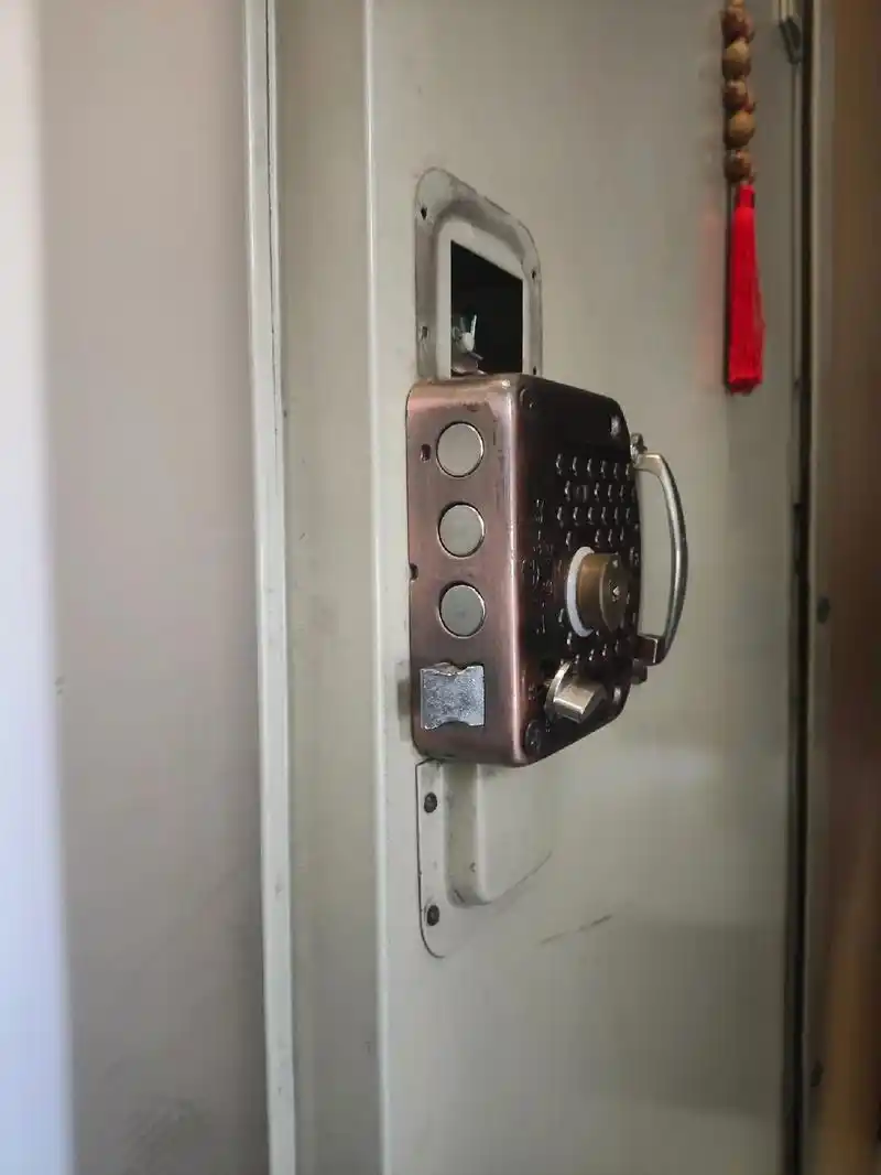 老式牛头锁,安装智能锁.#智能指纹锁 - 抖音