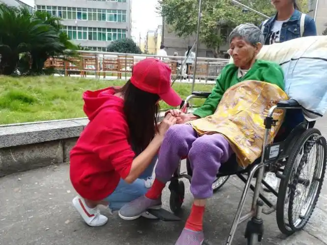 走进养老院-情系老人心