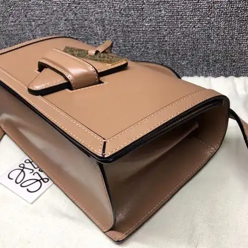 loewe 罗意威中号巴塞罗那牛皮三角包