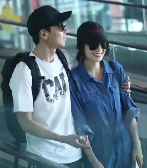 高圆圆赵又廷带娃公园游玩,背着女儿偷偷亲吻,场面十分温馨