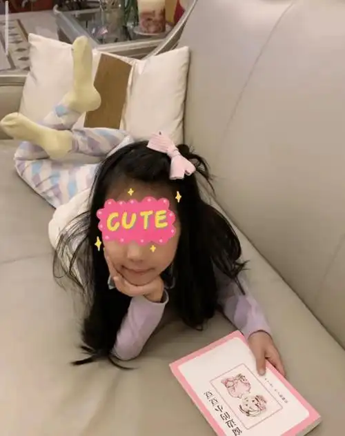 伊能静晒7岁女儿近照,米粒身高优越像爸爸,梨涡浅笑越来越漂亮