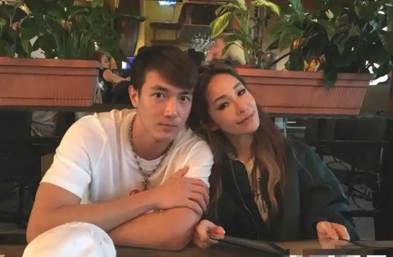 萧亚轩与新男友游玩照曝光大方牵手亲吻