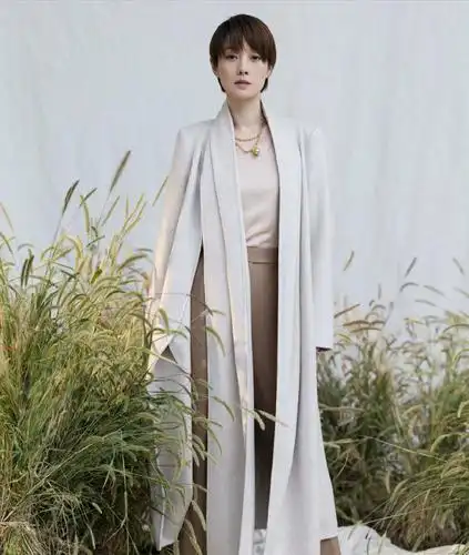 马伊琍又换发型了中分油头精致又干练黑色蕾丝长裙秀出好身材